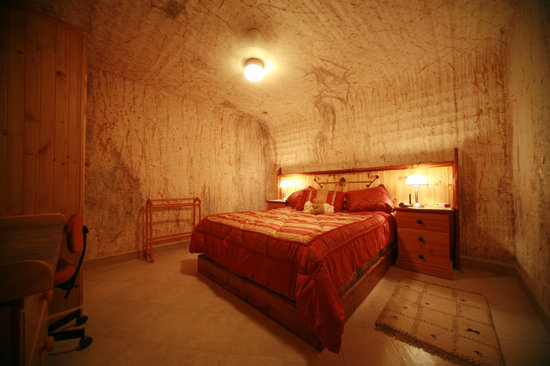 queen-bedroom.jpg