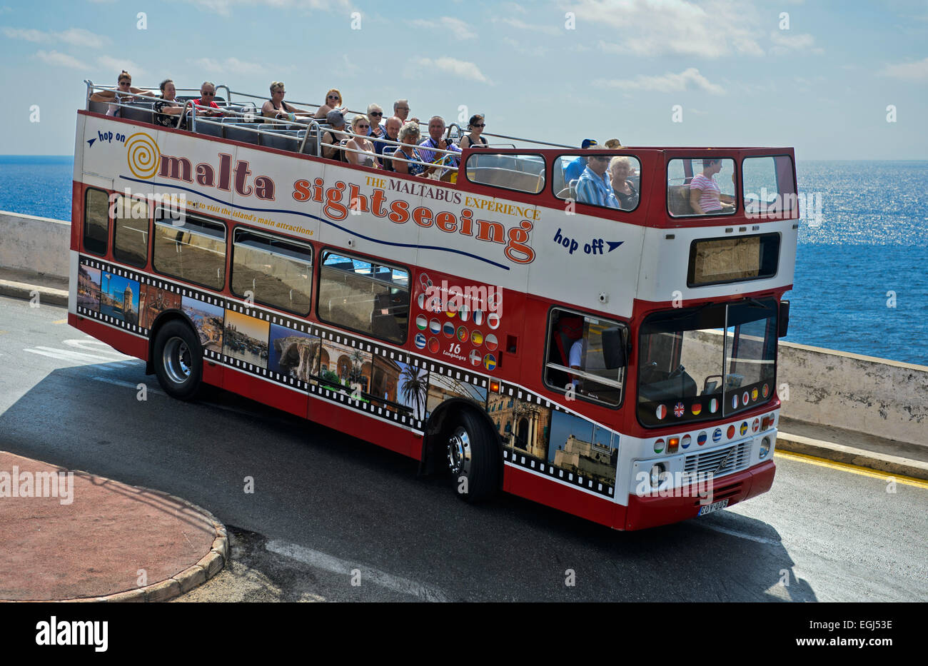 tourists-in-an-open-top-double-decker-bus-on-an-excursion-at-the-coast-EGJ53E.jpg