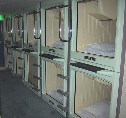 511px-CapsuleHotel.jpg