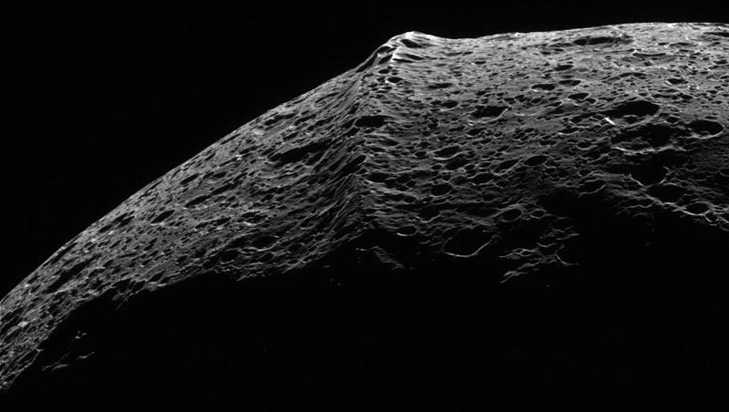 800px-Iapetus_equatorial_ridge.jpg