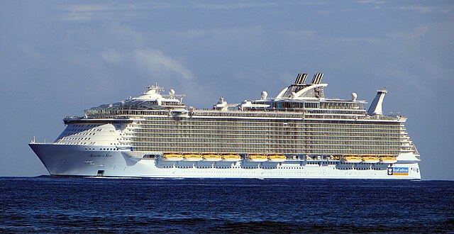 640px-Allure_of_the_Seas_%28ship%2C_2009%29_001.jpg